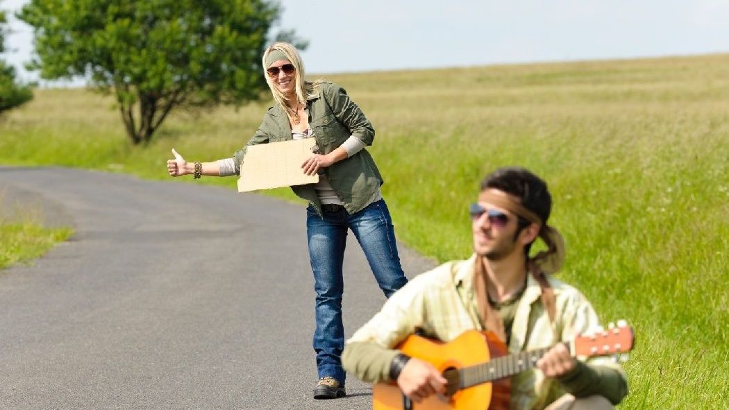 kamarádi u cesty stopují