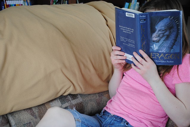 dívka s fantasy knihou